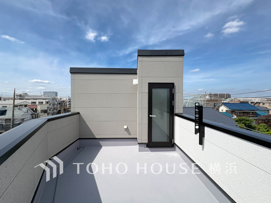 見事なまでの開放的な空間を演出しながら、太陽の笑顔と星々のささやきが舞い込み、爽やかな風を感じられます。