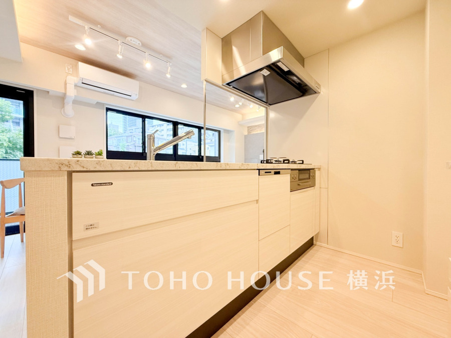 スタイリッシュな対面キッチンを採用。ホワイトを基調にした清潔感のあるデザインです。 
