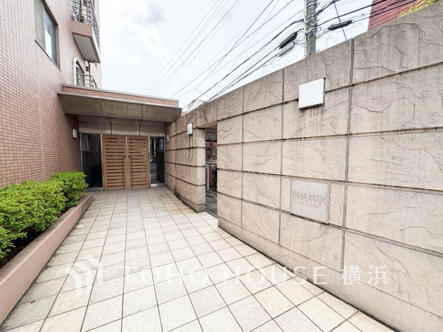 植栽の位置やエクステリアも含めて美しくトータルにデザインされています。時間のゆとりと空間、爽やかな陽光がもたらす光と風を贅沢なまでに感じる暮らしが始まります。