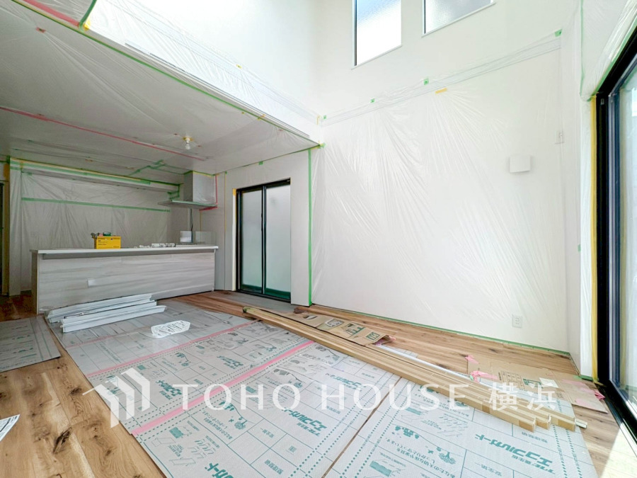 【2025年11月撮影】広々とした吹き抜けのリビングダイニング。自然光が差し込み、開放感あふれる空間が魅力です。