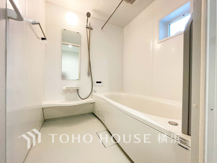 上質が感じられる質感とカラーリングで、清潔な空間美を実現。一日の疲れが癒される優雅なバスタイムを堪能できるゆとりあるバスルームです。