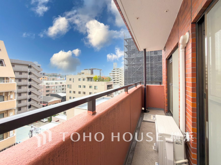 開放感あるバルコニーから街並みを一望。ゆったりとしたスペースで寛ぎの時間を楽しめます。