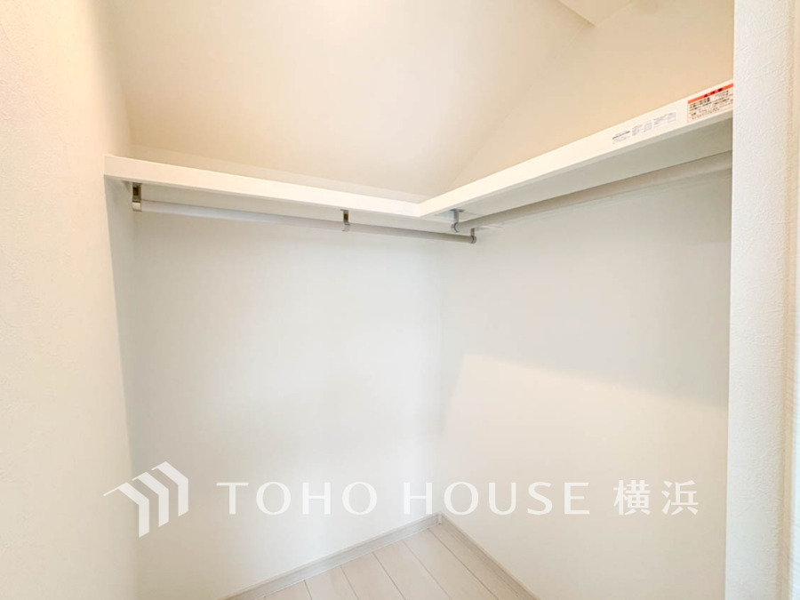 ウォークインクローゼットを完備。お子様のおもちゃやゴルフバックなど、大きなお荷物をお持ちの方や、季節物の家電製品やキャリーバック、お荷物が多い方でも安心のスペースです。