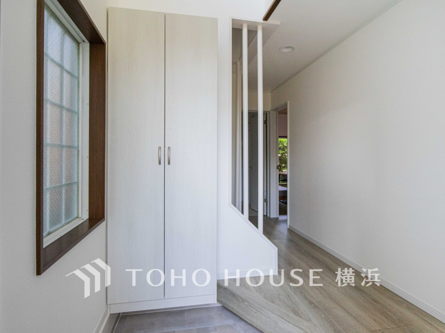 お客様をお迎えする玄関は落ち着いた雰囲気。帰り着くたびに洗練されたテイストの空間に迎えられ誇りと喜びを感じる玄関まわりです。 