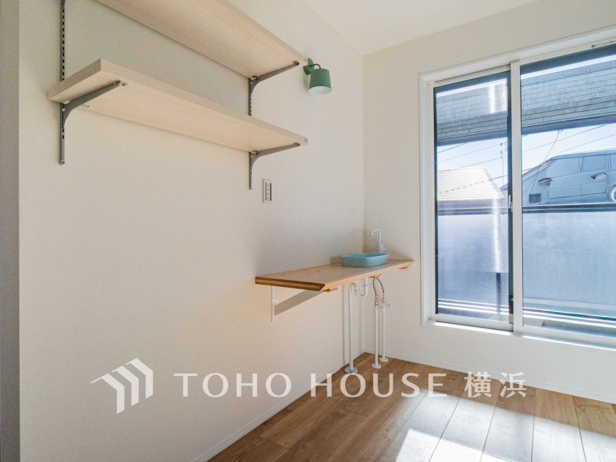 明るい自然光が差し込む廊下。環境の良い場所にセンス良く暮らしたい、こだわりの室内には至福のシーンが繰り広げられます。