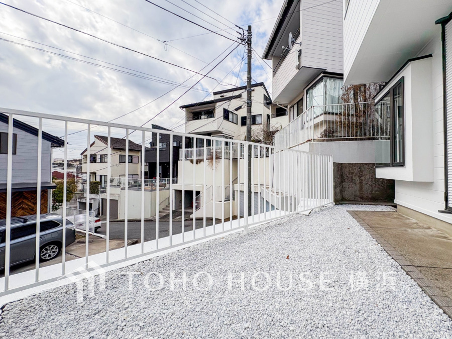 綺麗にデザインされたお洒落なお庭スペース。広さもあるのでお子様が遊んだり、ペットと戯れたりと楽しい時間を過ごせます。