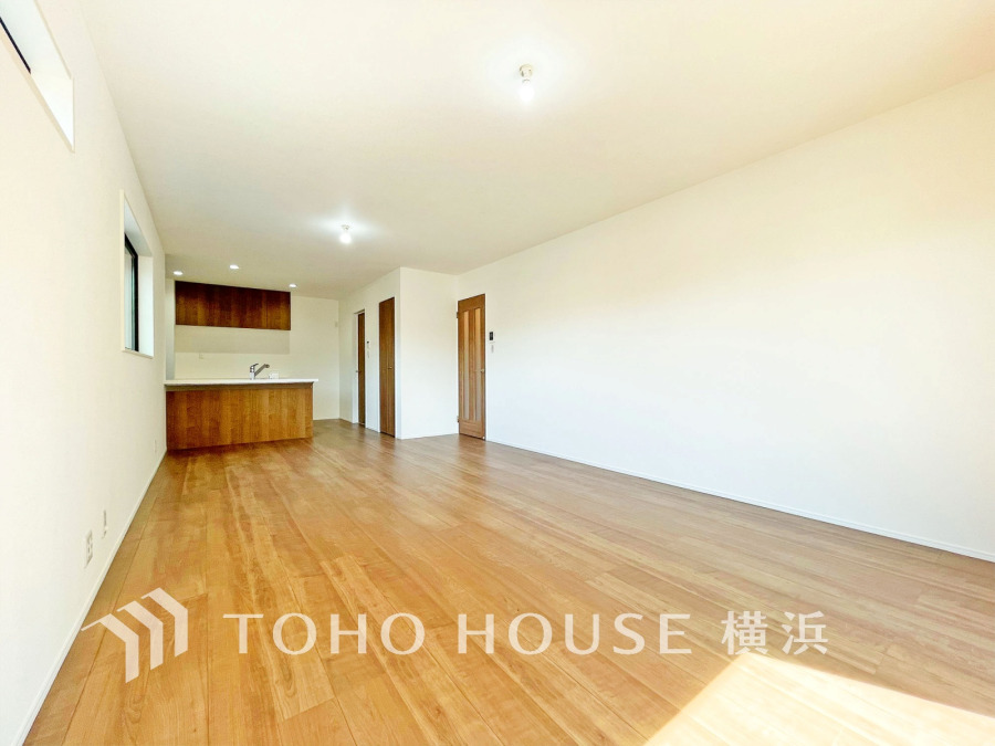 豊かな光が床材を照らしだすひと時、この場所には落ち着きと上質な空気感が流れます。ご家族やお友達との時間など、多くの時を刻む空間。何気なく過ぎる時でさえも上質なひと時となる快適な空間を目指して。