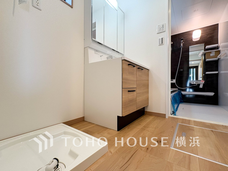 脱衣スペースを含む空間はゆとりの広さを設け、また洗面化粧台にも収納スペースを設ける事により、散らかりやすい洗面スペースをスッキリ保てます。