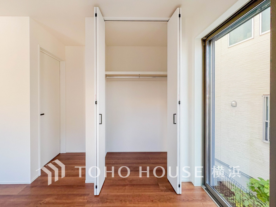 大きな窓から自然光が差し込む明るい洋室。収納力のあるクローゼットで住空間をすっきり保てます。