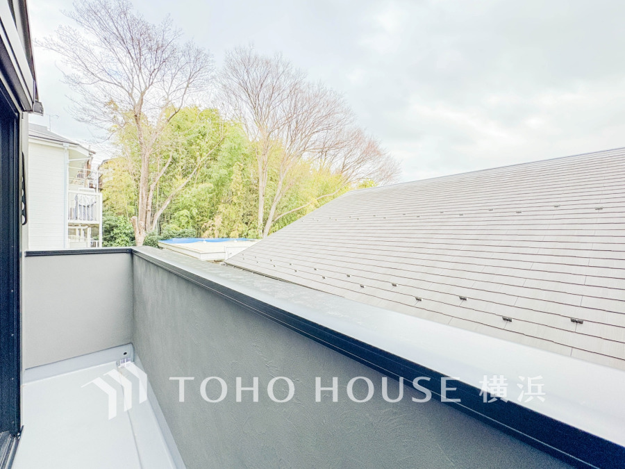 緑を望む静かなバルコニーで、ゆったりと寛げる開放感あふれる空間です。