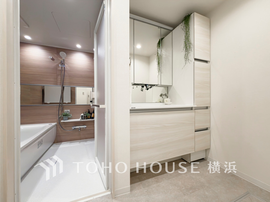 清潔感と落ち着きのあるカラーでコーディネートされた洗面＆バスルーム。多彩な機能が備えられたリフレッシュ空間です。
