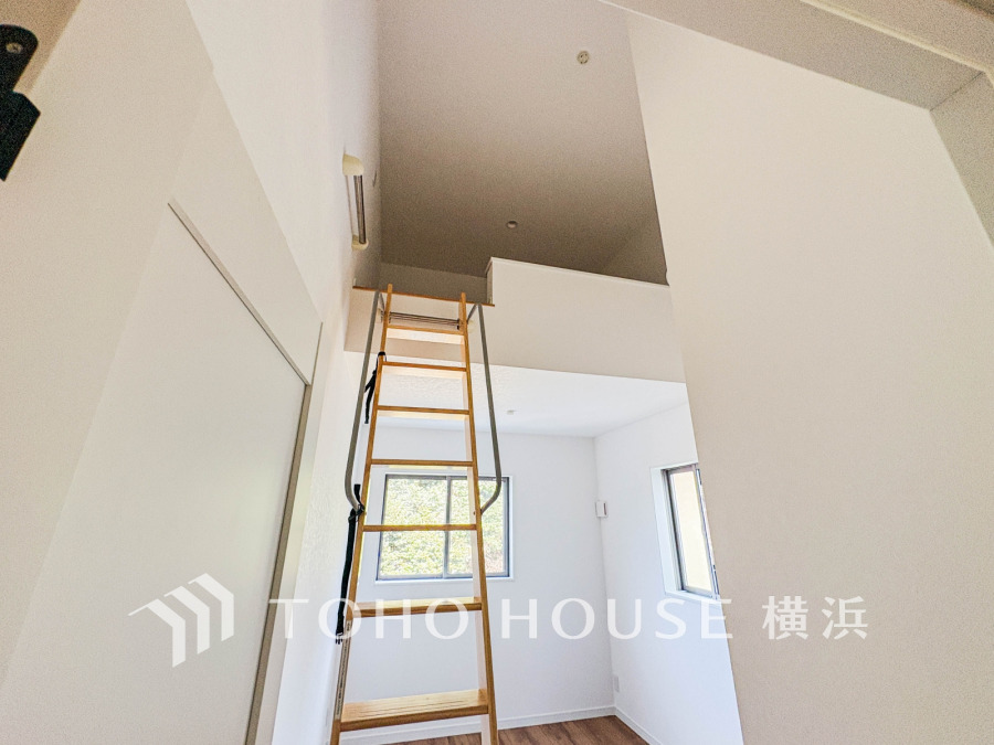 吹き抜けのある明るい室内に設けられたグルニエは、収納や趣味の空間として多用途に活用できます。