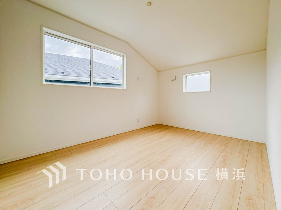 大きな窓からは快適な光を取り入れ、通気性能を上げる事で居心地の良い空間を演出します。多くの時間を過ごす住まいだからこそ、いつも快適な場所であるように心掛けています。