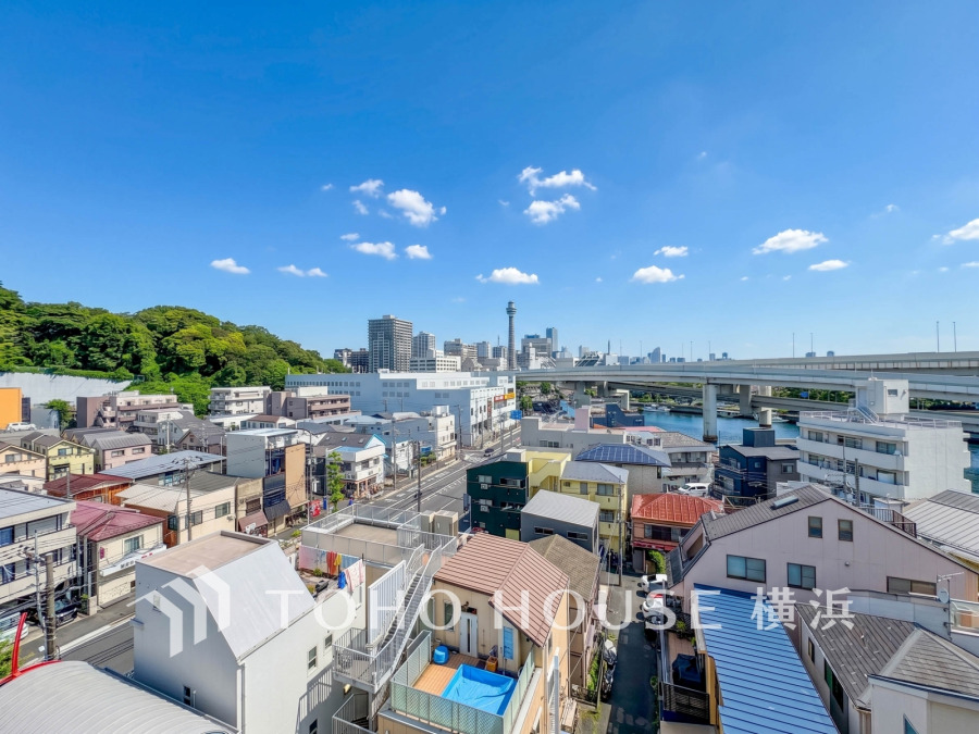 手を伸ばせば、ふれることが出来そうな環境が、そのままインテリアになったような印象です。その豊かな眺望にふさわしい空間には、通風・採光にも優れ、心地よい光と風があふれています。