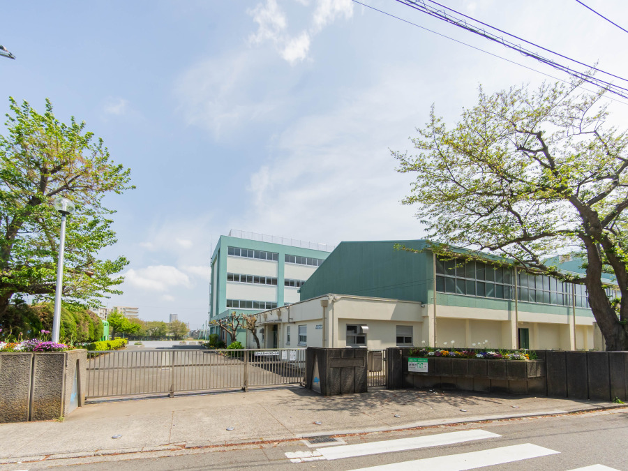 横浜市立浦島小学校、　約550ｍ
