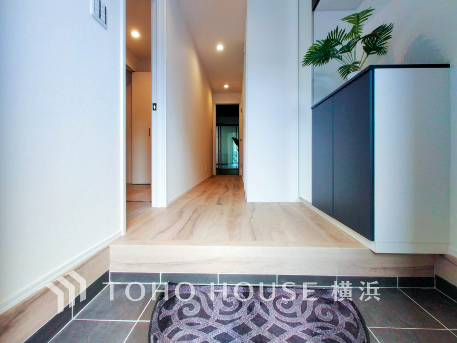 上質感漂う玄関と廊下。居住者の帰り、訪れる方を優しく迎える・安らぎに満ちた生活空間を予感させる。健やかな暮らしを楽しめることでしょう。