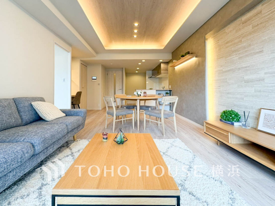 穏やかな時間の流れを楽しみ、寛ぎと笑顔が溢れるリビング。会話を楽しみ、ご家族の何気ない日常にいつもあたたかな幸せの花を添えます。