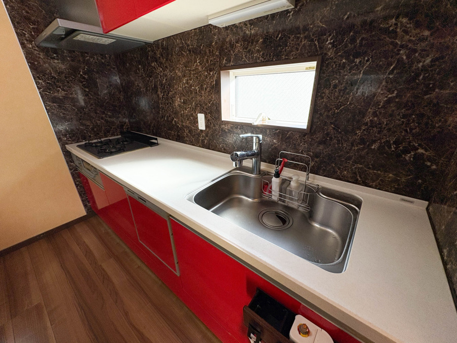 内装の主役でもあり、日常活躍する重要な水回りでもあるからこそ機能性・デザイン性に力を入れております。お手入れのしやすいシステムキッチンを採用しております。