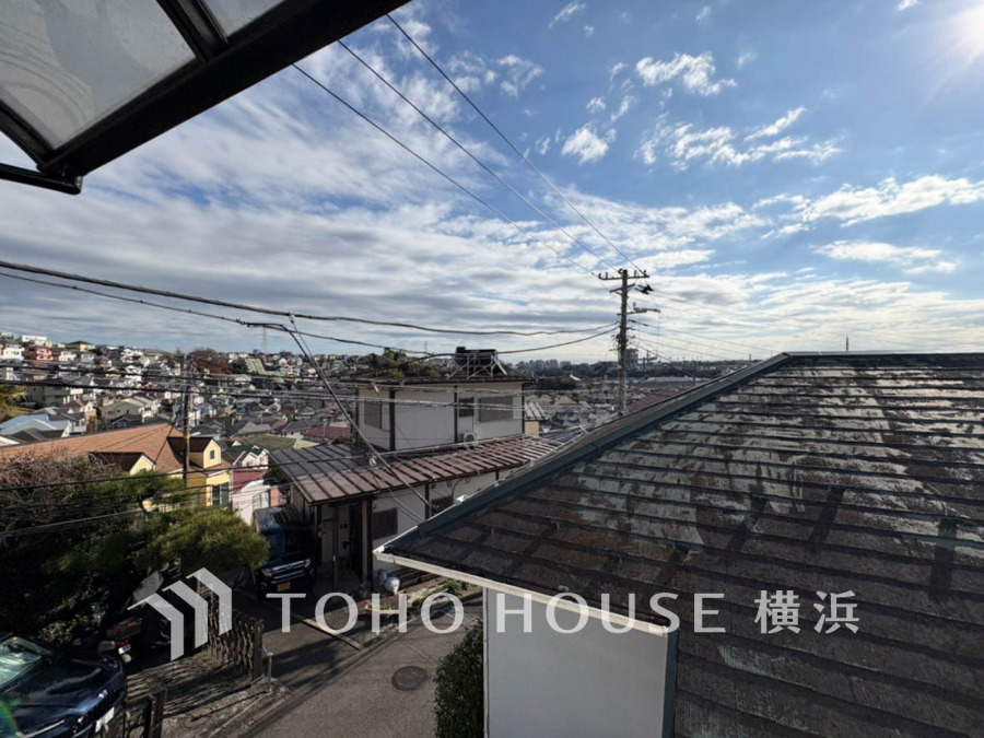 高台から街並みを見渡せる開放的な眺望。晴れた日には遠くまで見渡せ、陽光が心地よく降り注ぎます。