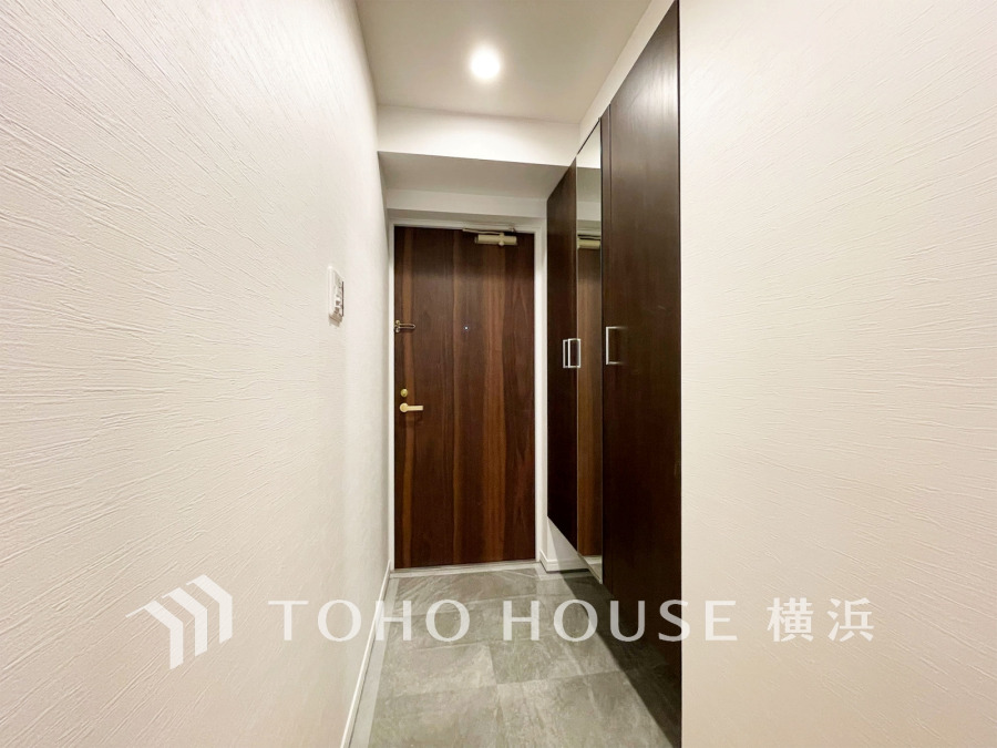 玄関には、お出かけ前の身だしなみチェックに便利な大型のミラーのついたシューズボックスを設置。
