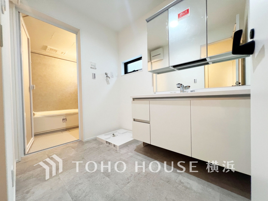 ゆったり落ち着いてお使い頂ける広さが魅力の洗面所。収納も充実しています。
