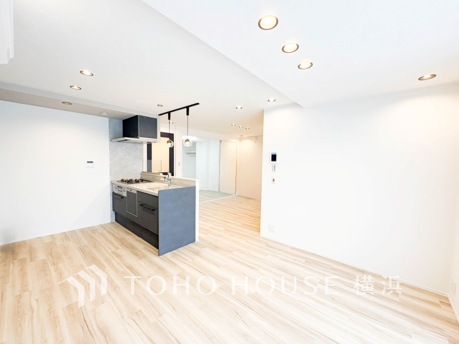 広々としたリビングダイニングは、シックでモダンな内装。落ち着いた雰囲気に包まれて、伸びやかな空間の中で、ゆったりと家族団らんのひとときを過ごせます。