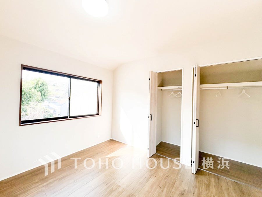大きなクローゼットの付いた洋室。シンプルな内装と明るい空間で、自分らしい空間づくりを思い切り楽しめそうです。
