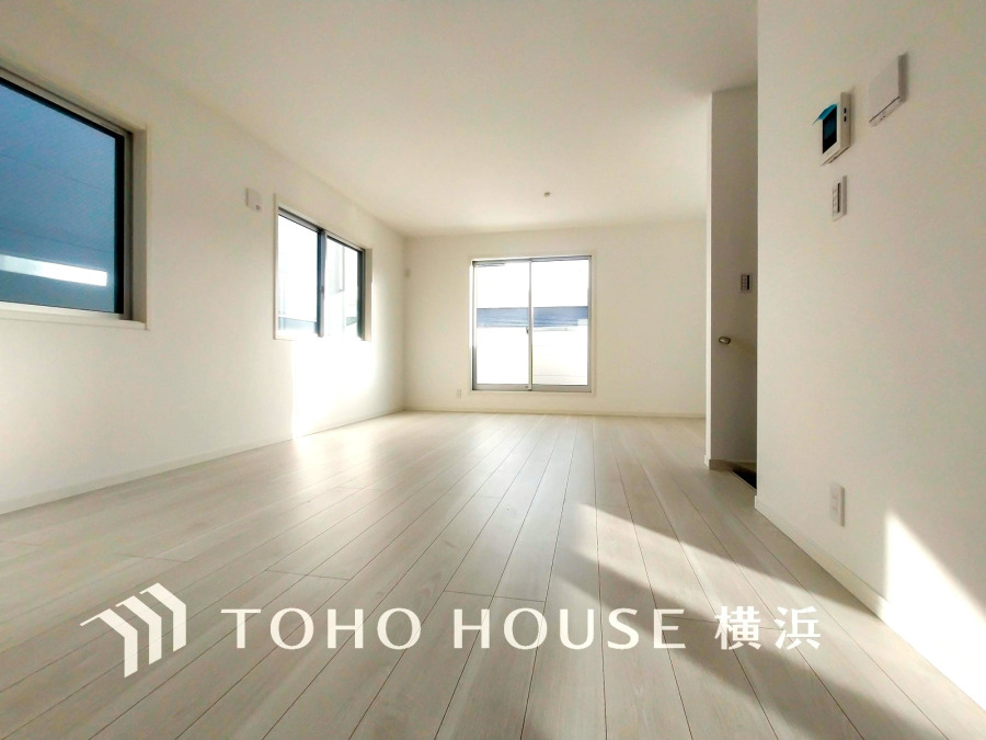 柔らかな光が広がり、デザインされた美しい内装が織り成す家族の集う場所。楽しい会話やさまざまな時が織りなすご家族の時間が丁寧に紡がれていく大切な空間。