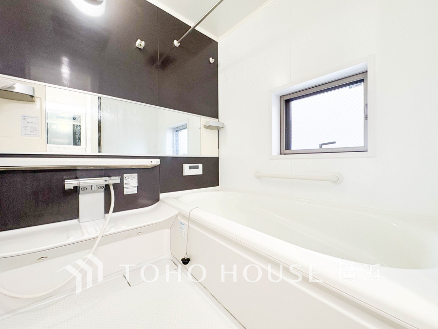 1日の疲れを癒すバスルームは、心地よいリラックスを叶える清潔感溢れる美しい空間です。心からゆったりと寛いでいただけるよう、ゆとりのスペースを確保してます。