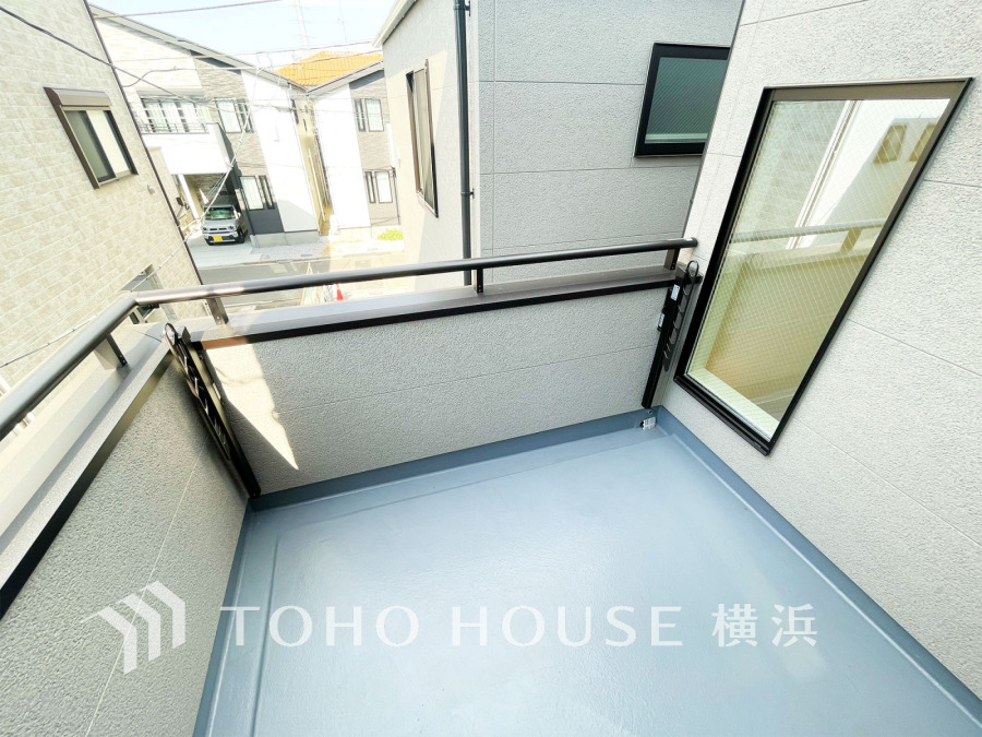 たっぷりの陽光が差し込むバルコニー。健やかな暮らしを守る太陽の恵みを存分に享受できます。爽やかな風と暖かな陽射しが紡ぐハーモニーが日々の暮らしのBGMになることでしょう。