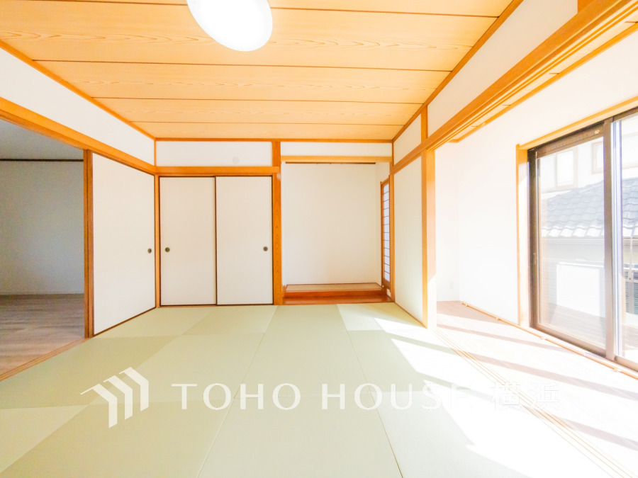 とても上質感を感じることができる和室は、暖かな陽射しがたっぷりと入る気持ちの良い空間。多目的に使用できる快適なお部屋としてお使い頂けます。