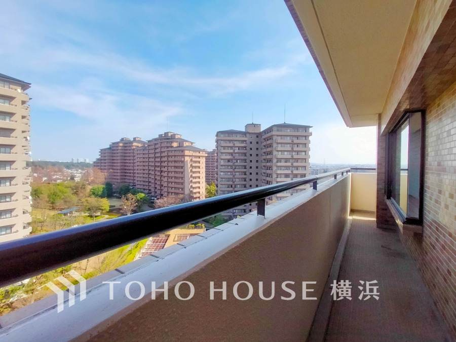 暮らしの中で光と風を演出してくれるバルコニー、見事なまでの開放的な空間を演出しながら、プライベート性も確保された空間は我が家の自慢。