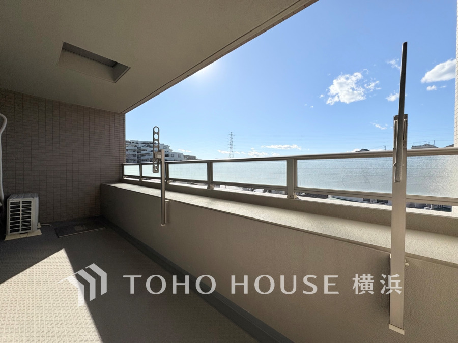 たっぷりの陽光が差し込むバルコニー。健やかな暮らしを守る太陽の恵みを存分に享受できます。爽やかな風と暖かな陽射しが紡ぐハーモニーが日々の暮らしのBGMになることでしょう。