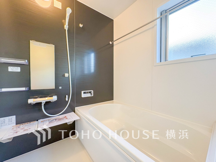 掃除のしやすさ・収納の便利さなど、おふろを使う人、お手入れする人、みんなにとっての「しあわせ性能」を追求したバスルームを採用いたしました。