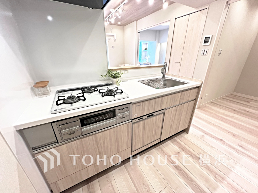 内装の主役でもあり、日常活躍する重要な水回りでもあるからこそ機能性・デザイン性に力を入れております。お手入れのしやすいシステムキッチンを採用しております。