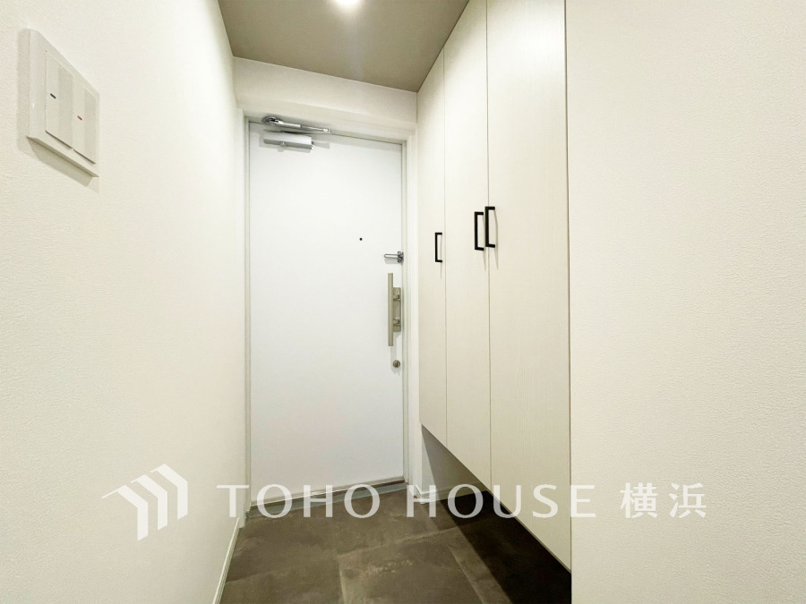 トールサイズのシューズボックスを設置した玄関スペース。
