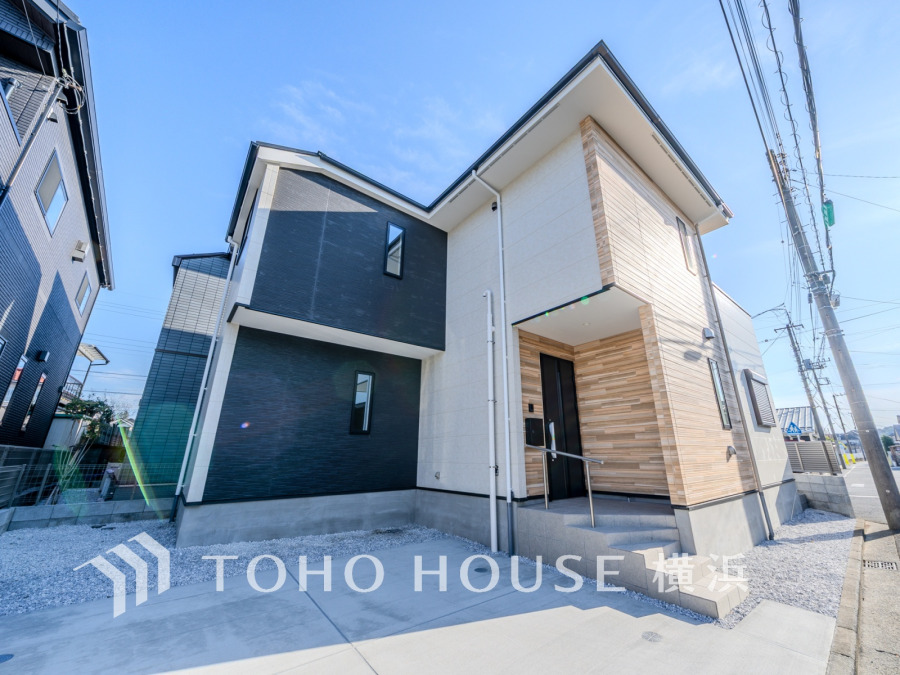 ふりそそぐ陽射しと開放的な空間形成。青空を背景に更なる美しさを醸す佇まい。暖かな陽光と爽やかな風がハーモニーを奏でる上質な空間を愉しむ暮らしがここにある。