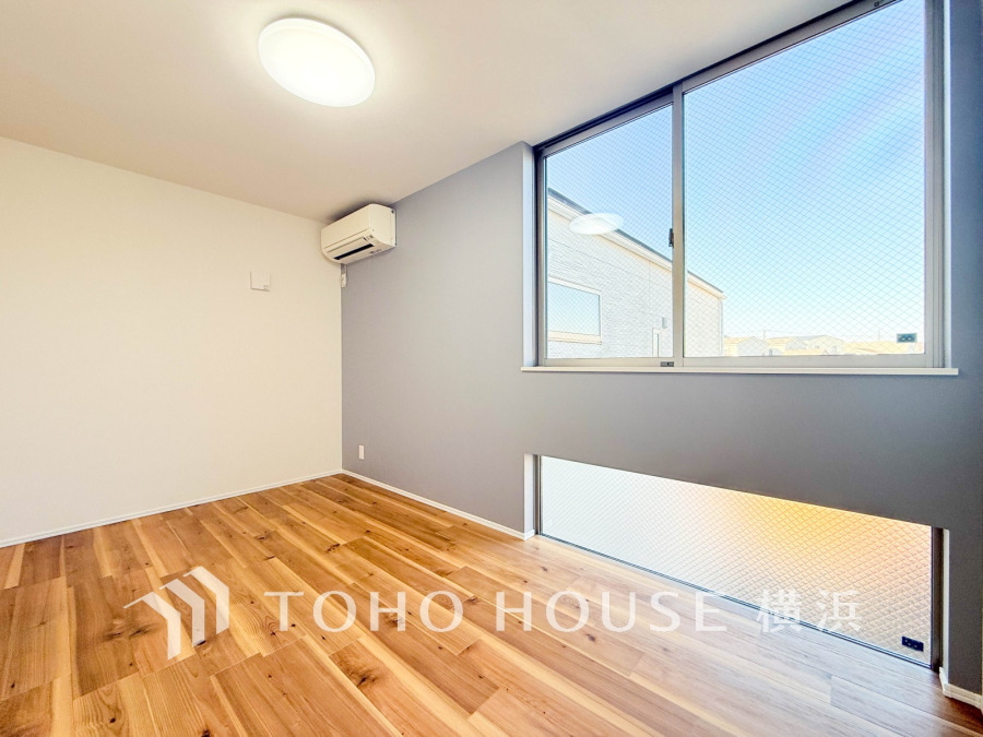 ひとりの時間をゆったり過ごしたり、静かな環境で趣味に打ち込んだり、自分時間を快適に過ごすプライベートルーム。大きな窓で彩られた空間は、心地よい風と伸びやかな眺めを愉しむ特等席に。