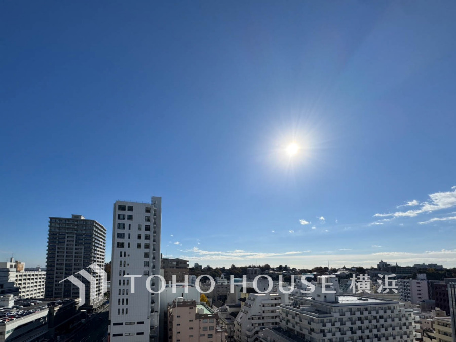 【横浜】の街の風景を広く一望できる魅力の眺望は、開放的でお住まいの価値の一つでもあります。朝も昼も夜も異なった表情を見せる街の風景は、心豊かな毎日を彩ってくれることでしょう。