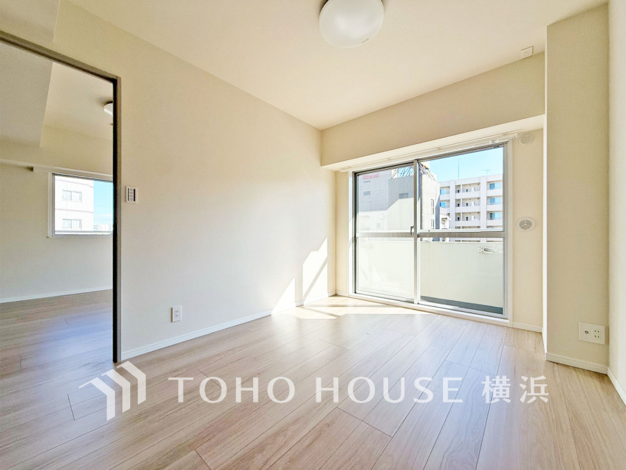 バルコニーに面した明るい洋室。穏やかな陽射しが、ゆったりとした寛ぎの時間を包みます。
