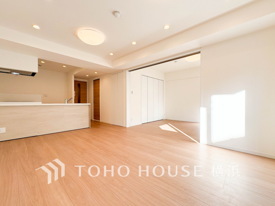 豊かな光が照らすこの場所は、たわいもない会話を楽しみ、ゆったりとした時間を過ごす場所。家族の日常が刻まれる大切な空間です。