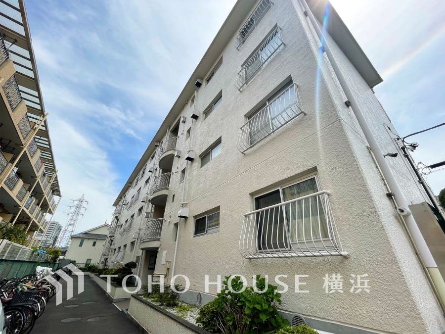 時代の流れに惑わされないシックなカラートーンで街並みに溶け込む外観は、主張し過ぎず、また平凡になり過ぎず絶妙なコントラストで輝きを放ちます。