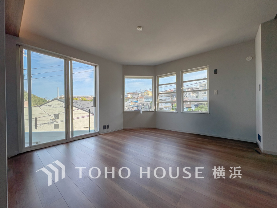 晴天の輝きと共に差し込む暖かな陽射しを愉しむことのできる空間。時には雨音が刻むリズムとハーモニーに耳を澄まし、煌く星空を眺める、そんな日常がここにあります。