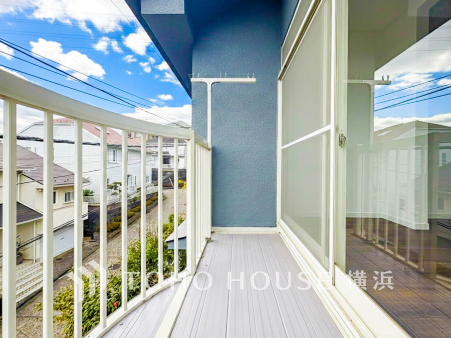 陽光とそよ風に触れることができる南向きの明るいバルコニー。
