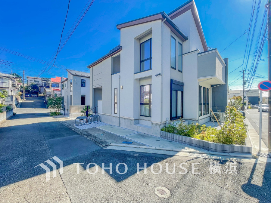 時代の流れに惑わされないシックなカラートーンで街並みに溶け込む美しい外観は、主張し過ぎず、また平凡になり過ぎず絶妙なコントラストで輝きを放ちます。