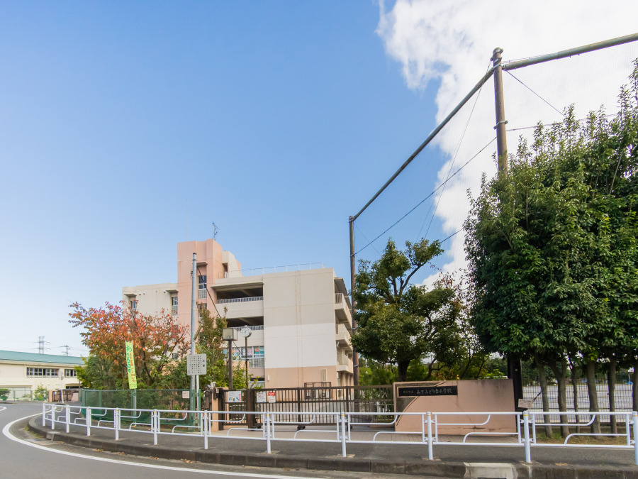 横浜市立山下みどり台小学校…約600ｍ
