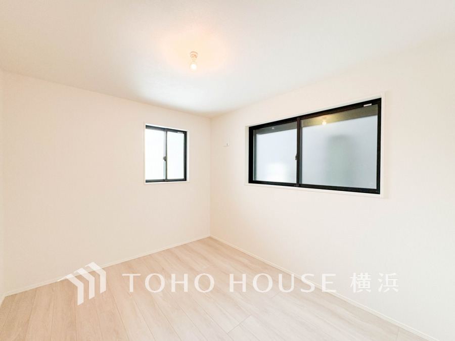 穏やかな風と陽光を導き、プライバシーに配慮された設計プランを採用し、居住性を一段と心地よいものにしています。明るく開放的な空間を演出しております。