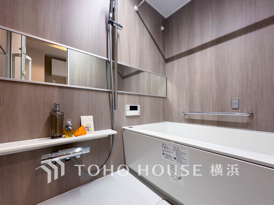 1日の疲れを癒すバスルームは、心地よいリラックスを叶える清潔感溢れる美しい空間です。心からゆったりと寛いでいただけるよう、ゆとりのスペースを確保してます。