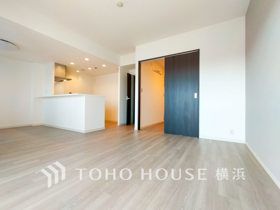 明るく開放的な空間が広がるLDK。室内には豊かな陽光が注ぎ込み、爽やかな住空間を演出。
