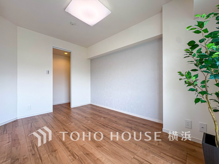 5.7帖の洋室には大型のウォークインクローゼットを完備。